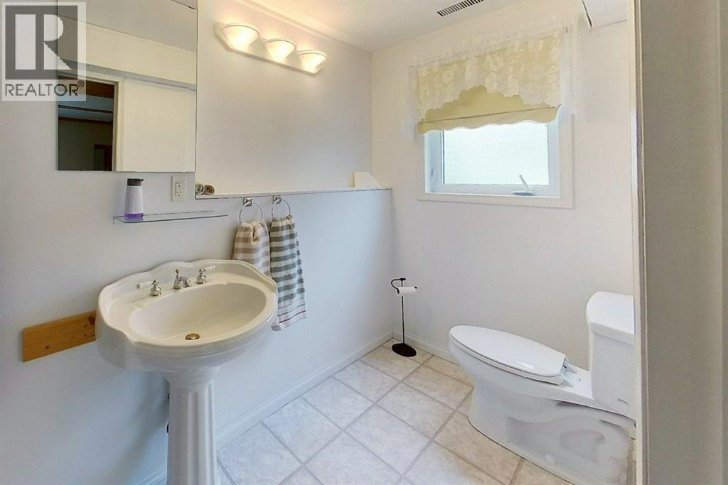 5114 49 Ave Property Photo 44