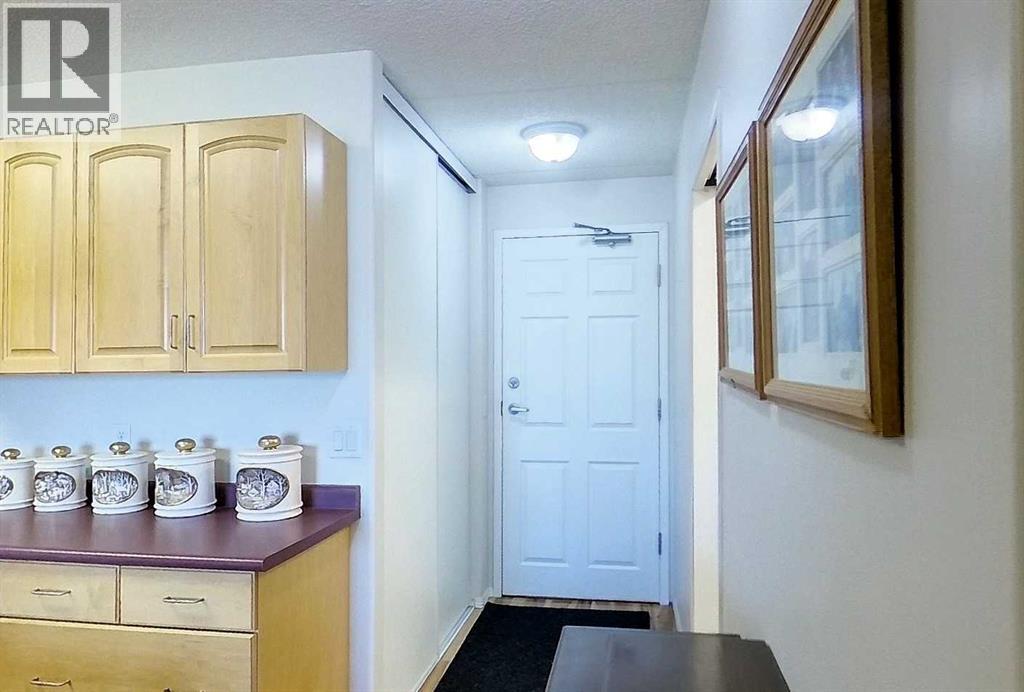 777 48 Street Property Photo 4