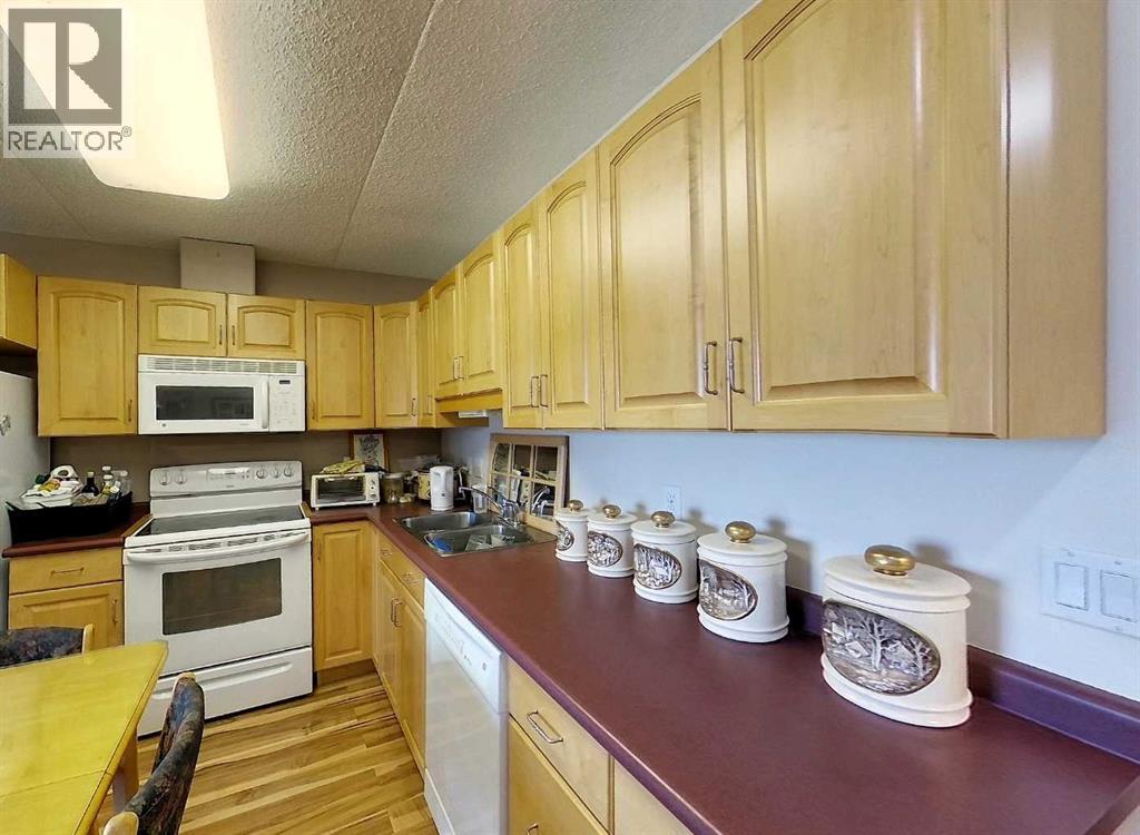 777 48 Street Property Photo 5