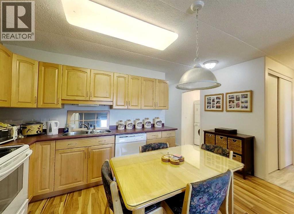 777 48 Street Property Photo 8