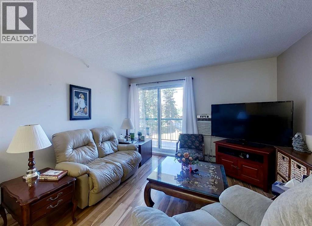 777 48 Street Property Photo 9