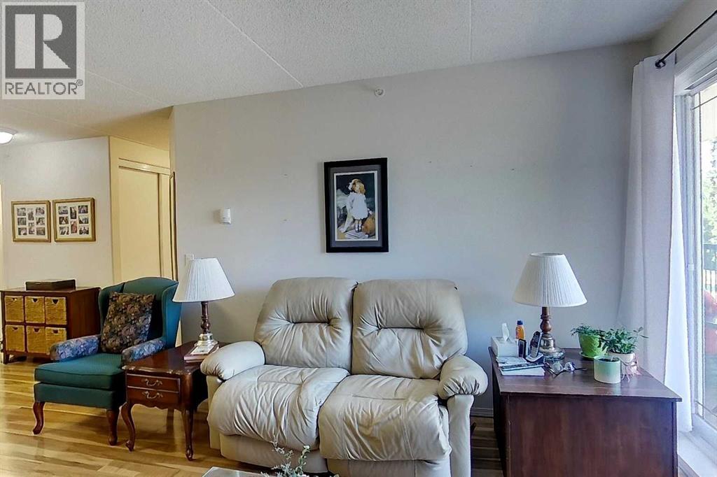 777 48 Street Property Photo 11
