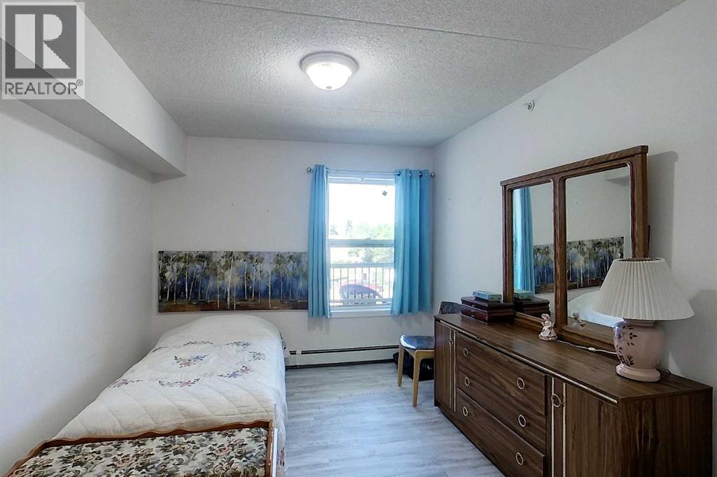 777 48 Street Property Photo 13