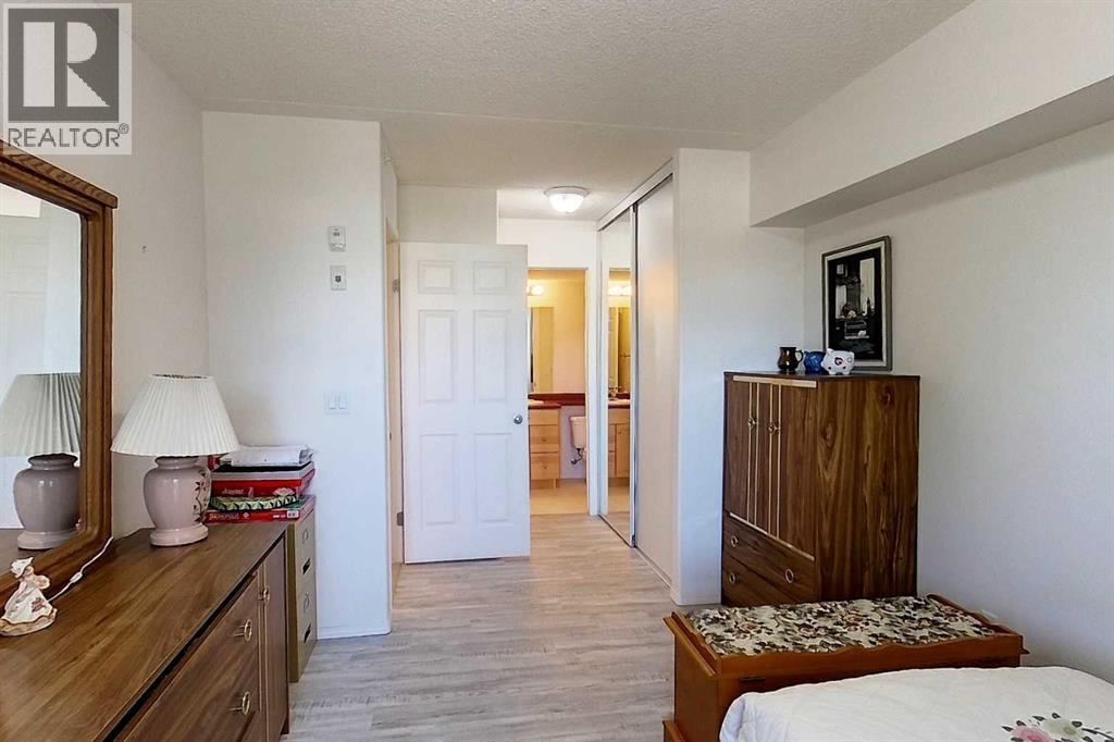 777 48 Street Property Photo 14