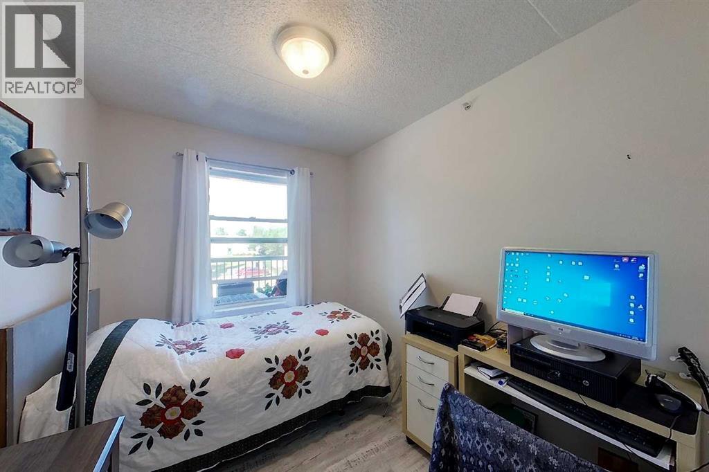 777 48 Street Property Photo 16