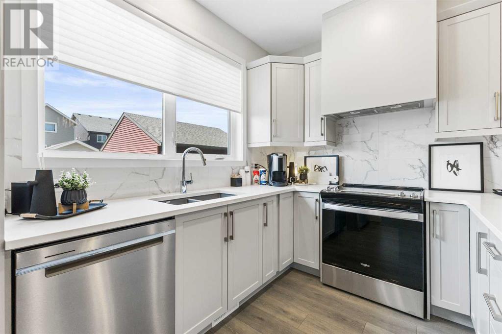 63 Heirloom Boulevard Se Property Photo 3