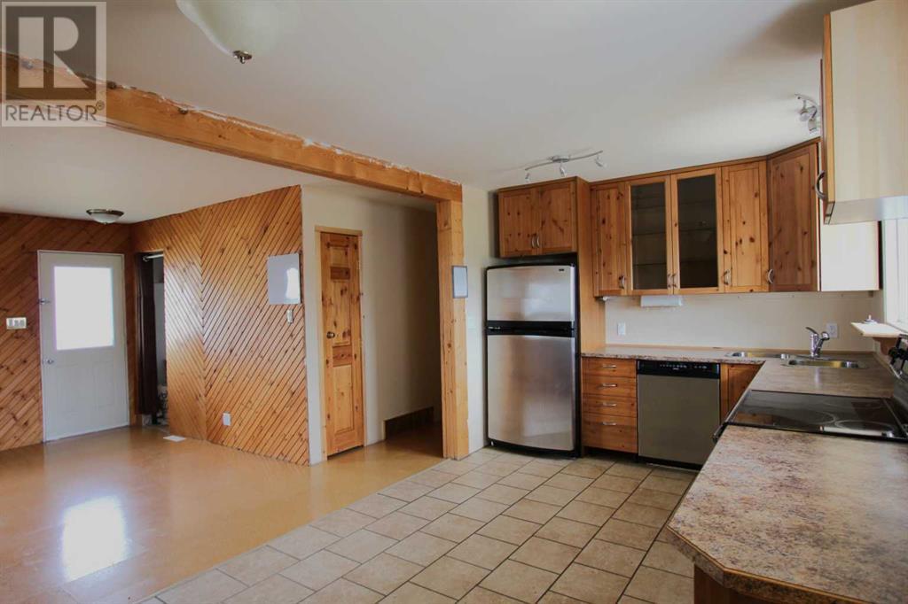 4810 55 Avenue Property Photo 2