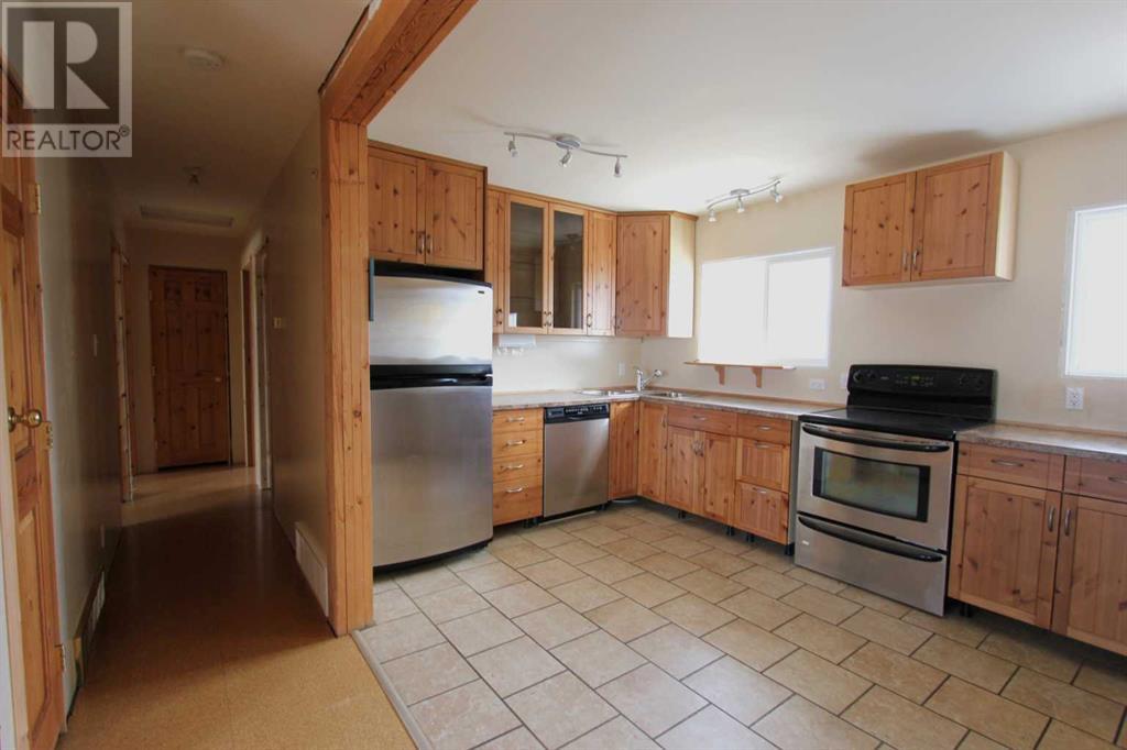 4810 55 Avenue Property Photo 3