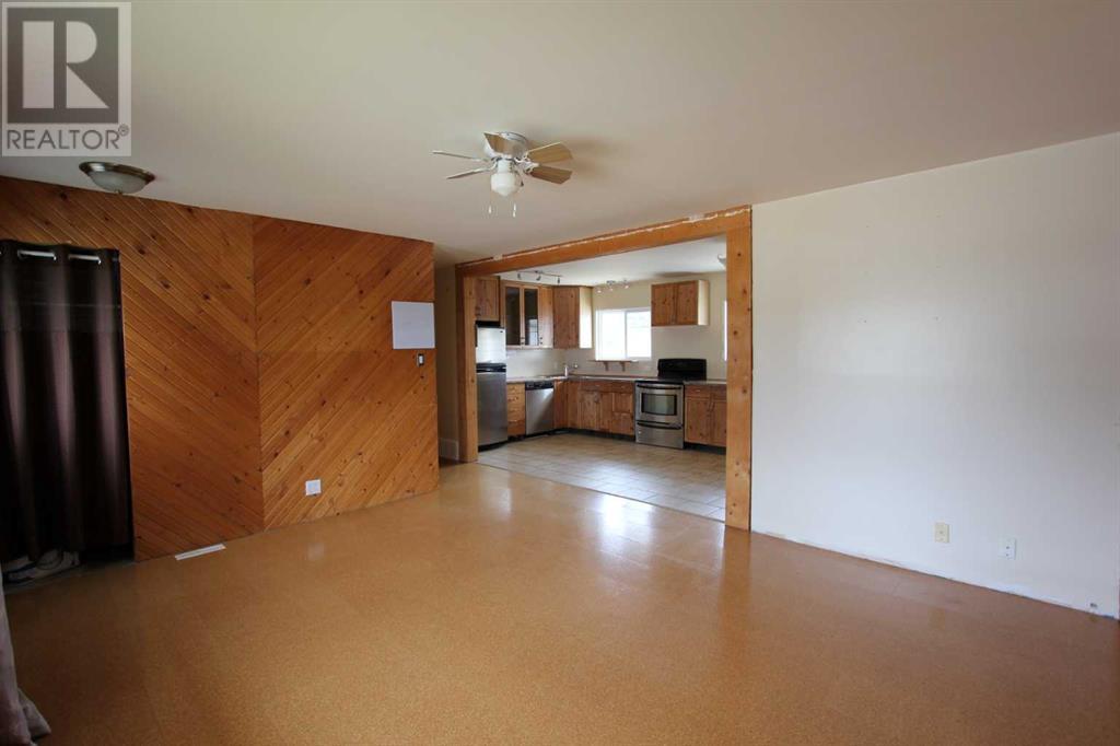 4810 55 Avenue Property Photo 4
