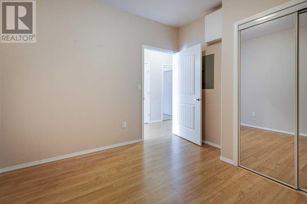 2, 5414 51 Street Property Photo 10