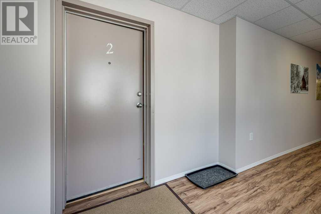 1, 5414 51 Street Property Photo 4