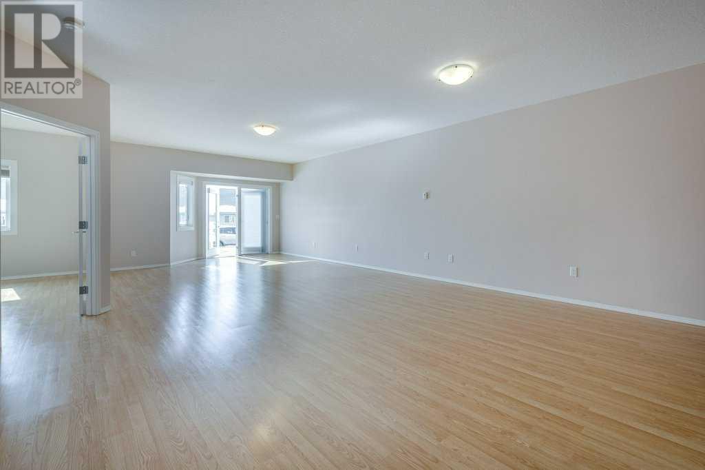 1, 5414 51 Street Property Photo 12