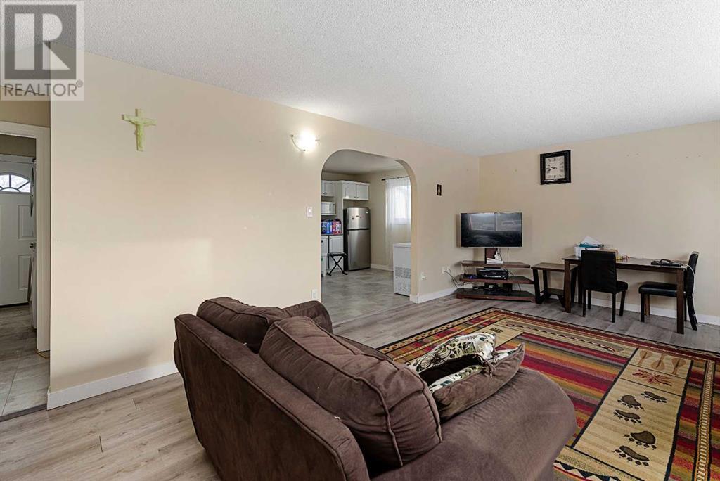 5724 47 Street Property Photo 4