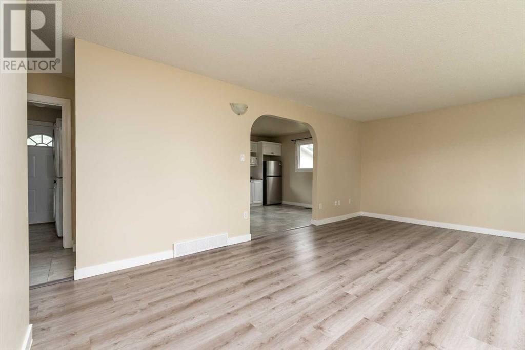 5724 47 Street Property Photo 4