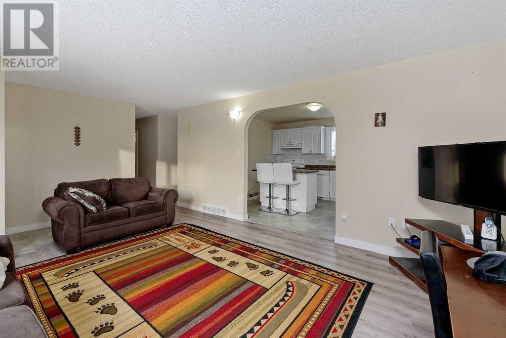 5724 47 Street Property Photo 6