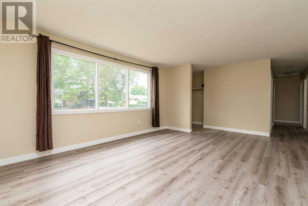 5724 47 Street Property Photo 6