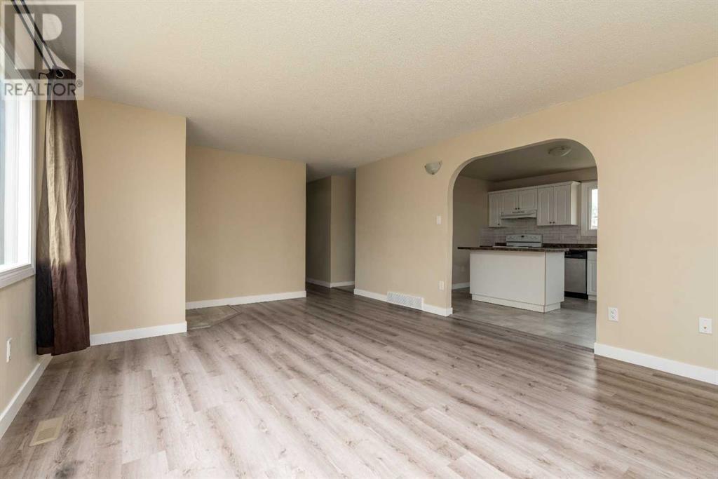 5724 47 Street Property Photo 7