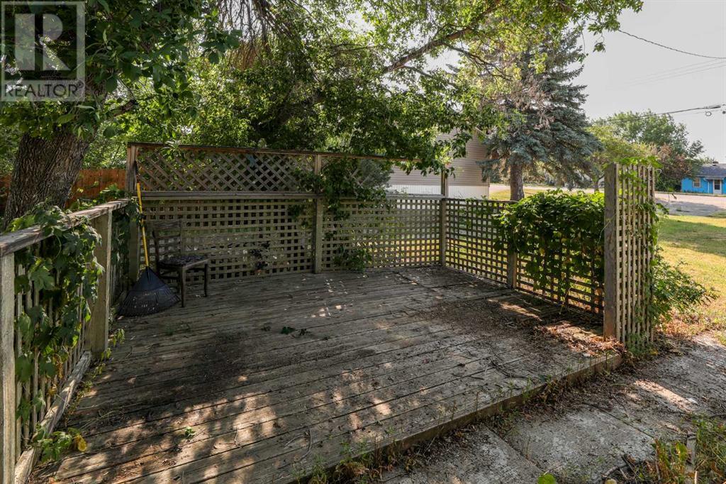 21e 200 Street N Property Photo 5