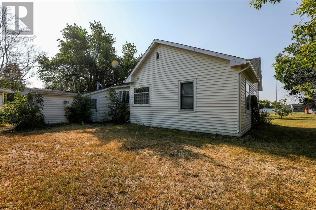 21e 200 Street N Property Photo 6