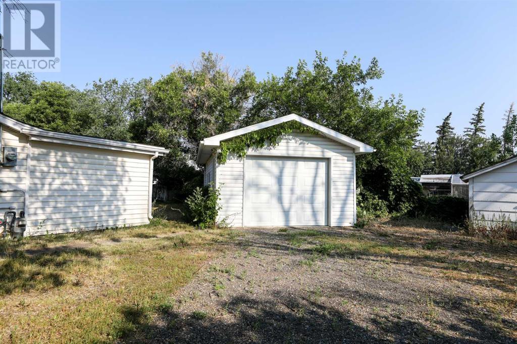 21e 200 Street N Property Photo 8