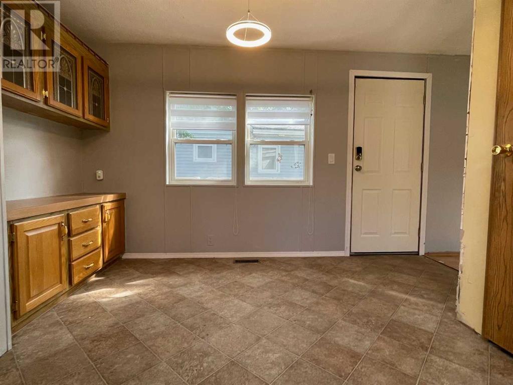 5308 46 Street Property Photo 5