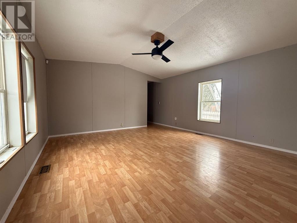 5308 46 Street Property Photo 7
