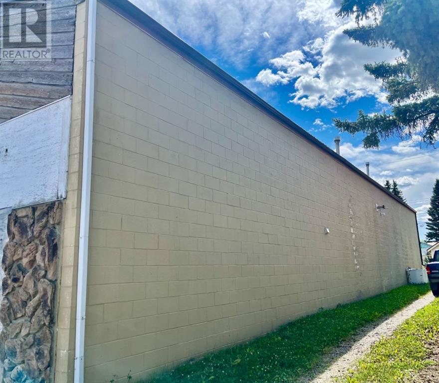 5115 & 5117 50 Avenue Property Photo 3