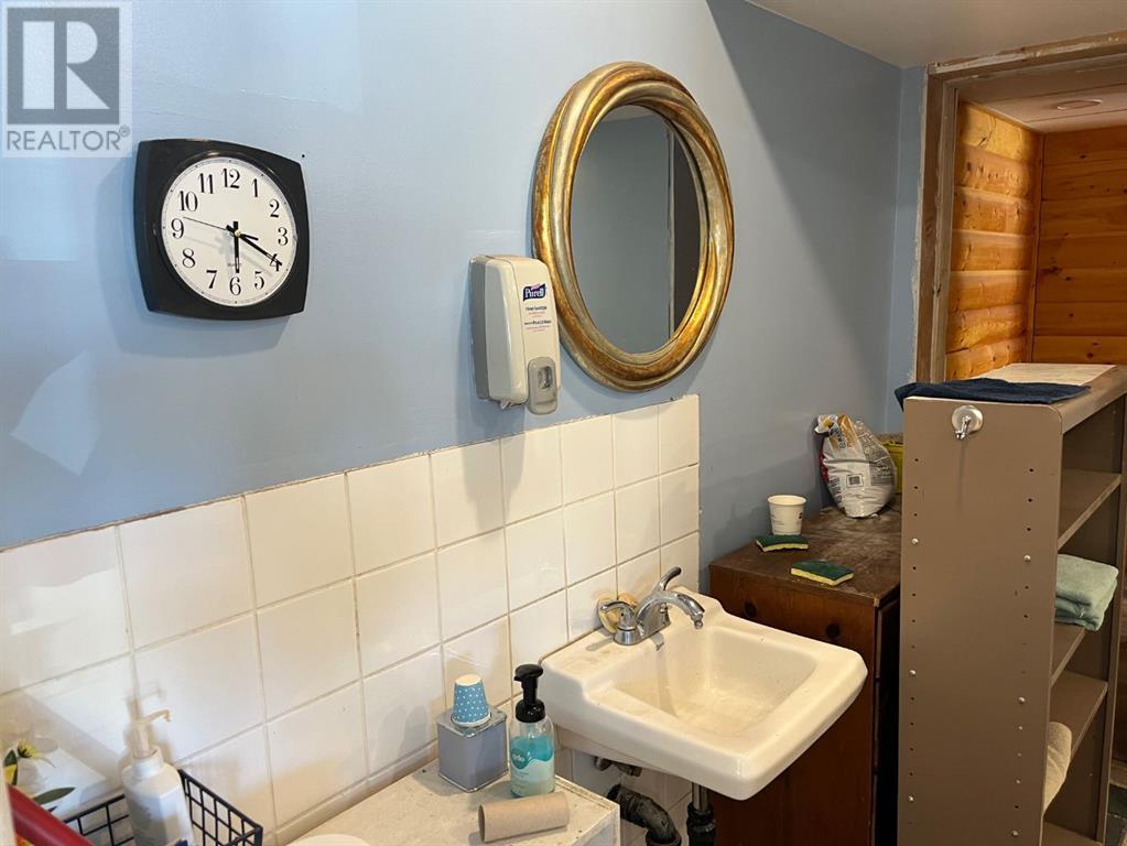 5115 & 5117 50 Avenue Property Photo 14