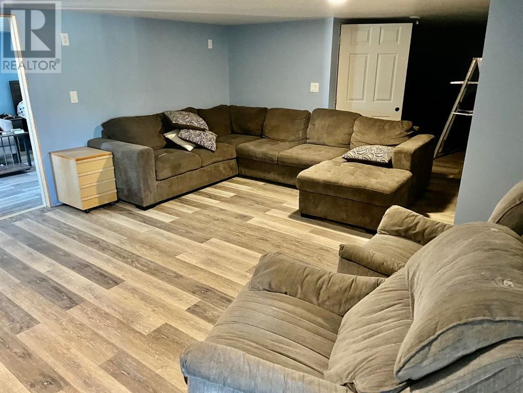 5115 & 5117 50 Avenue Property Photo 18