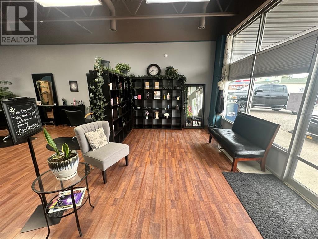 4, 2121 19 Street Property Photo 4