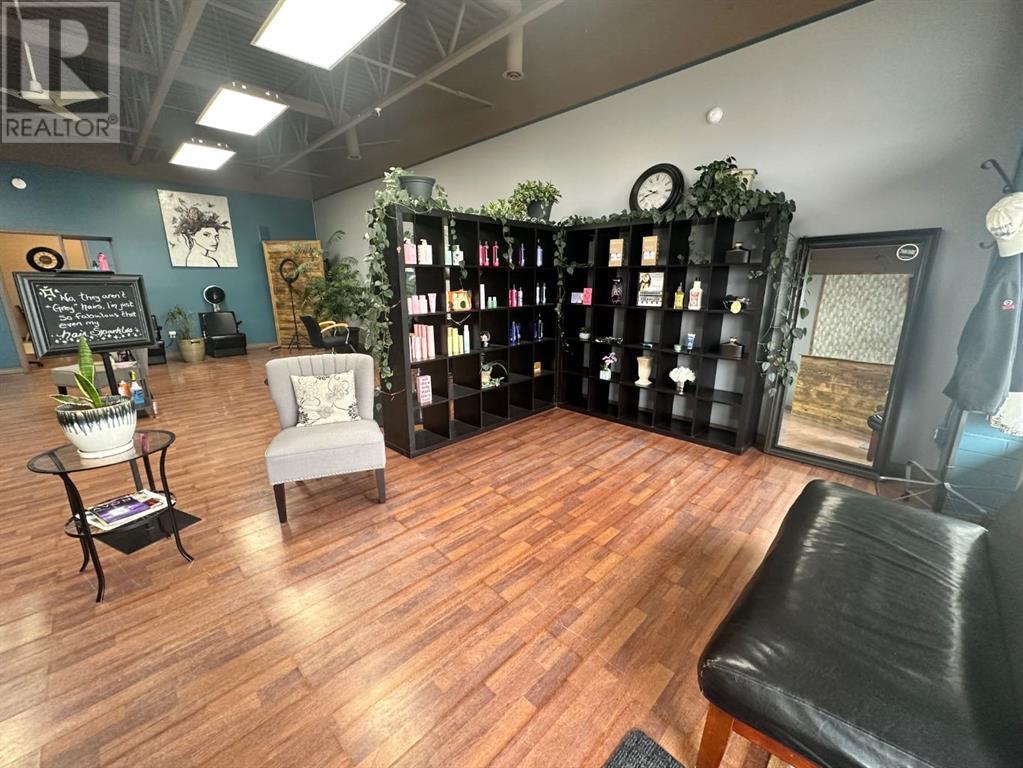 4, 2121 19 Street Property Photo 5