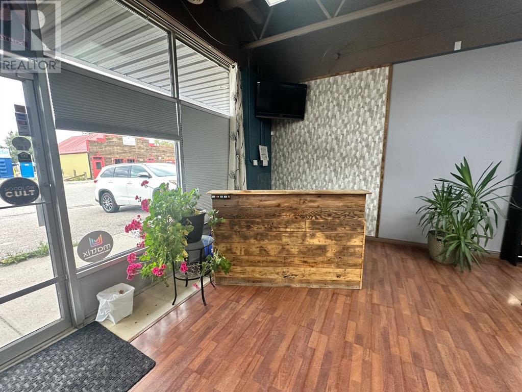 4, 2121 19 Street Property Photo 6