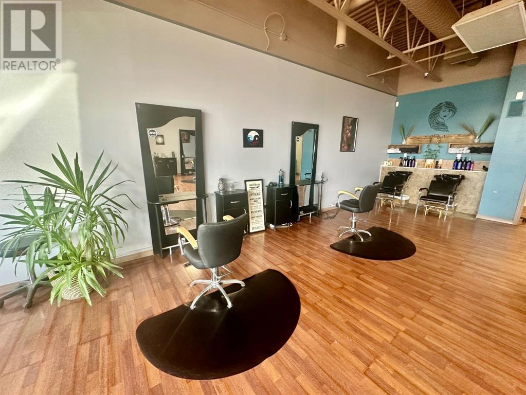 4, 2121 19 Street Property Photo 8
