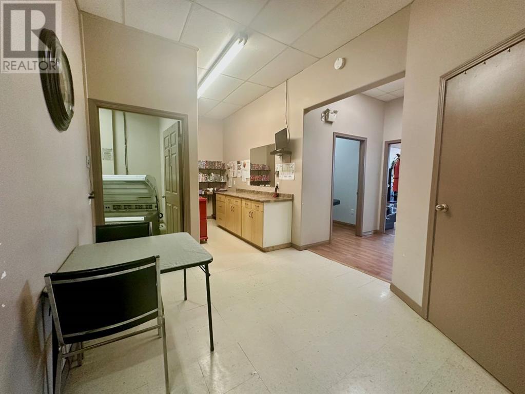 4, 2121 19 Street Property Photo 16