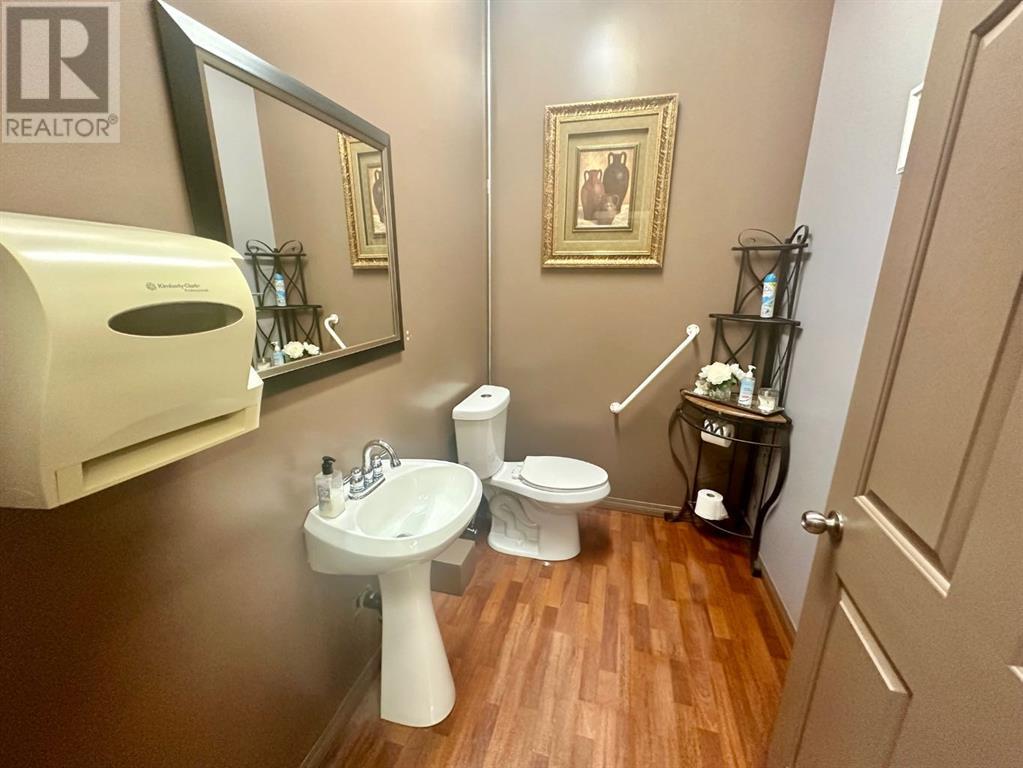 4, 2121 19 Street Property Photo 19