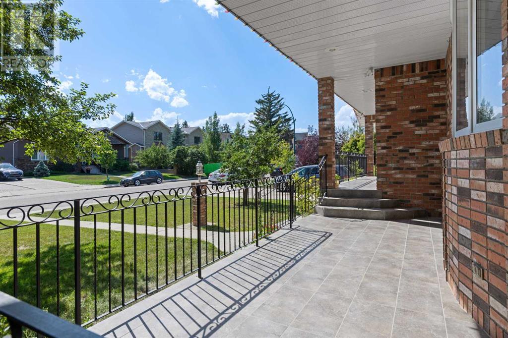 1612 48 Avenue Sw Property Photo 3