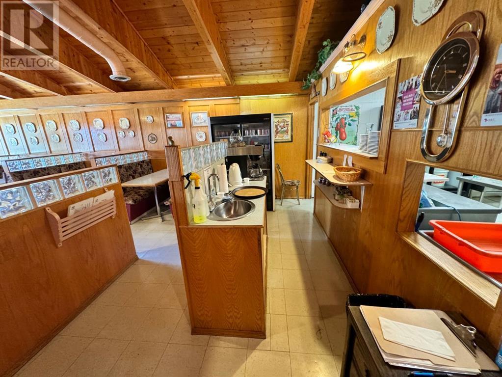 4920 50 Street Property Photo 4