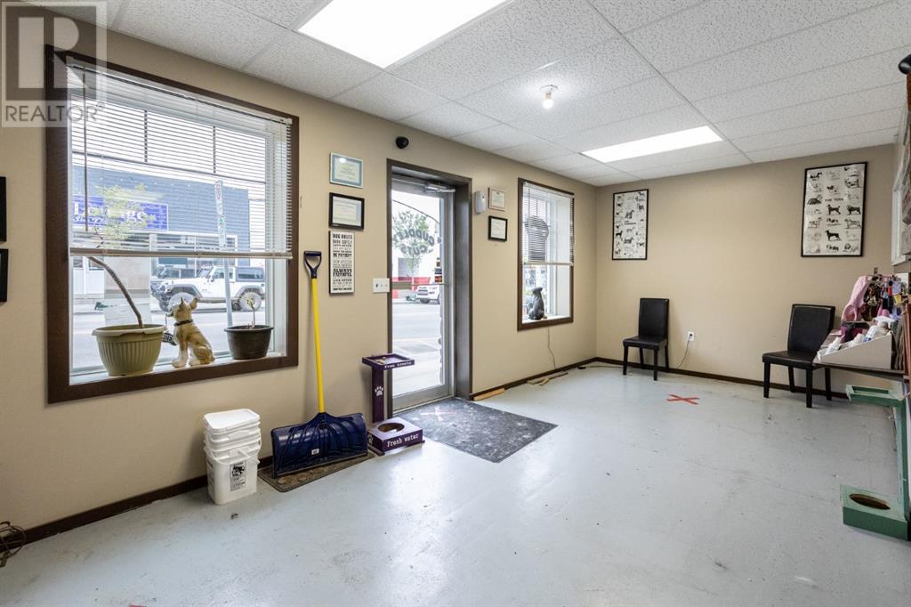5048 50 Street Property Photo 2