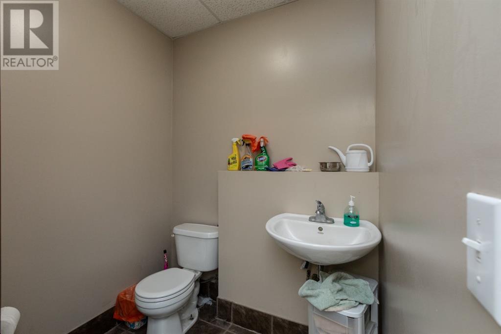 5048 50 Street Property Photo 8