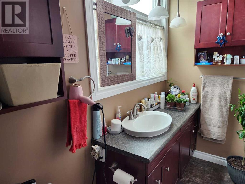 5008 50 Street Property Photo 12