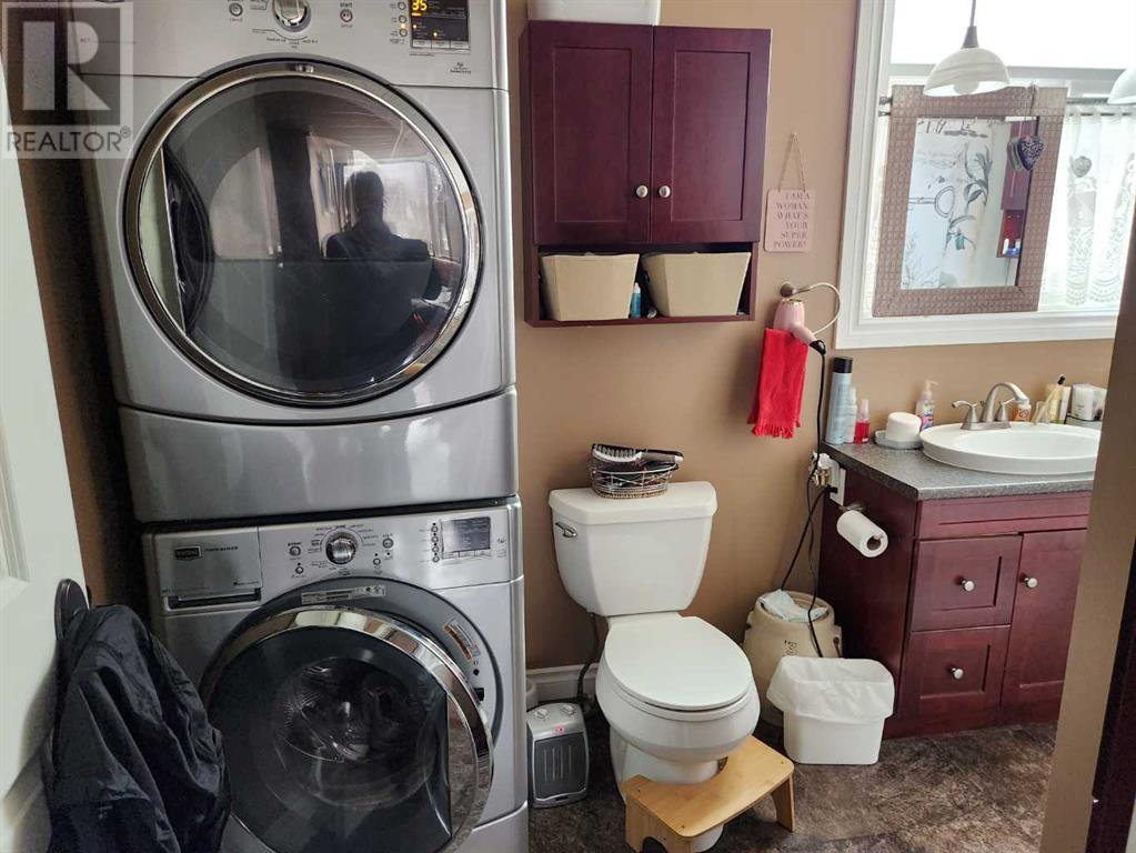 5008 50 Street Property Photo 13