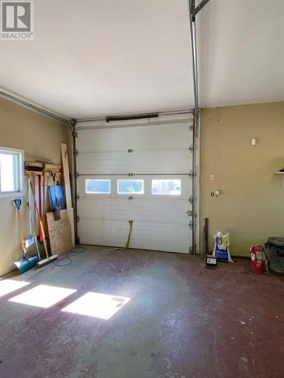 503 2 Avenue E Property Photo 12