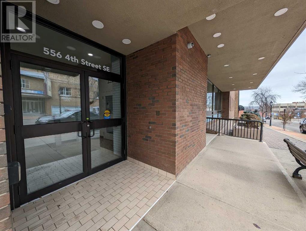 101, 556 4 Street SE Property Photo 1