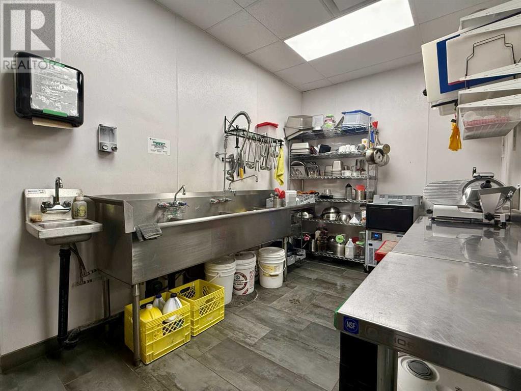 18, 3304 64 Street Property Photo 16