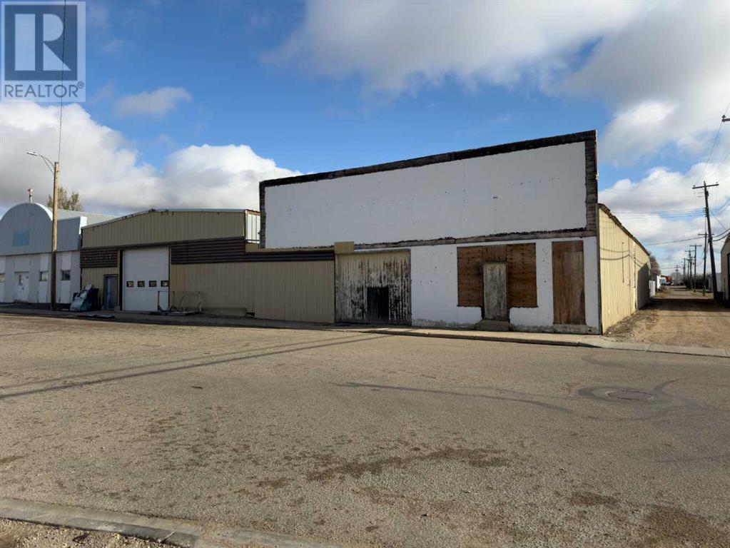 5015 49 Street Property Photo 3