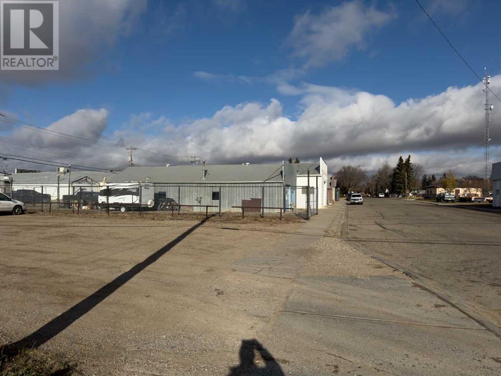 5015 49 Street Property Photo 5