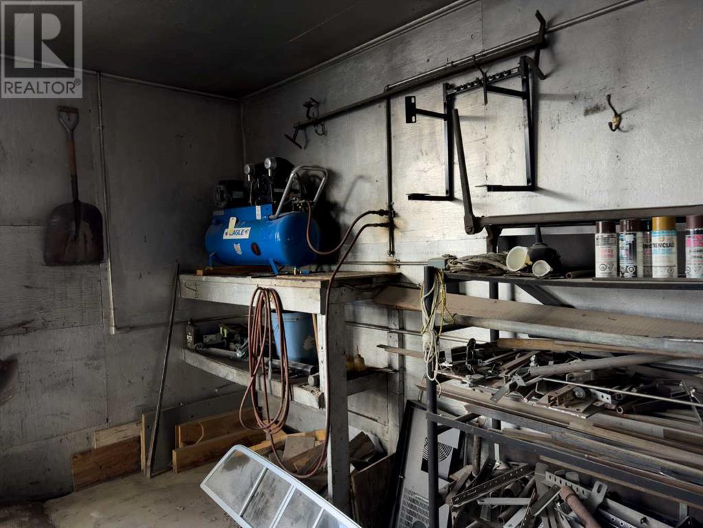 5016 49 Street Property Photo 8