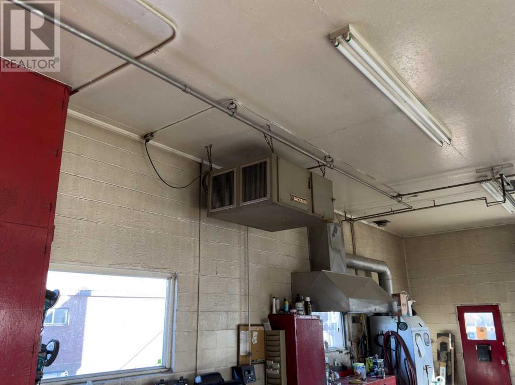 5020 49 Street Property Photo 14
