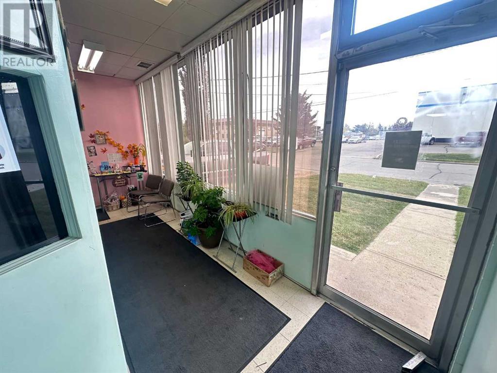 9, 4676 61 Street Property Photo 6