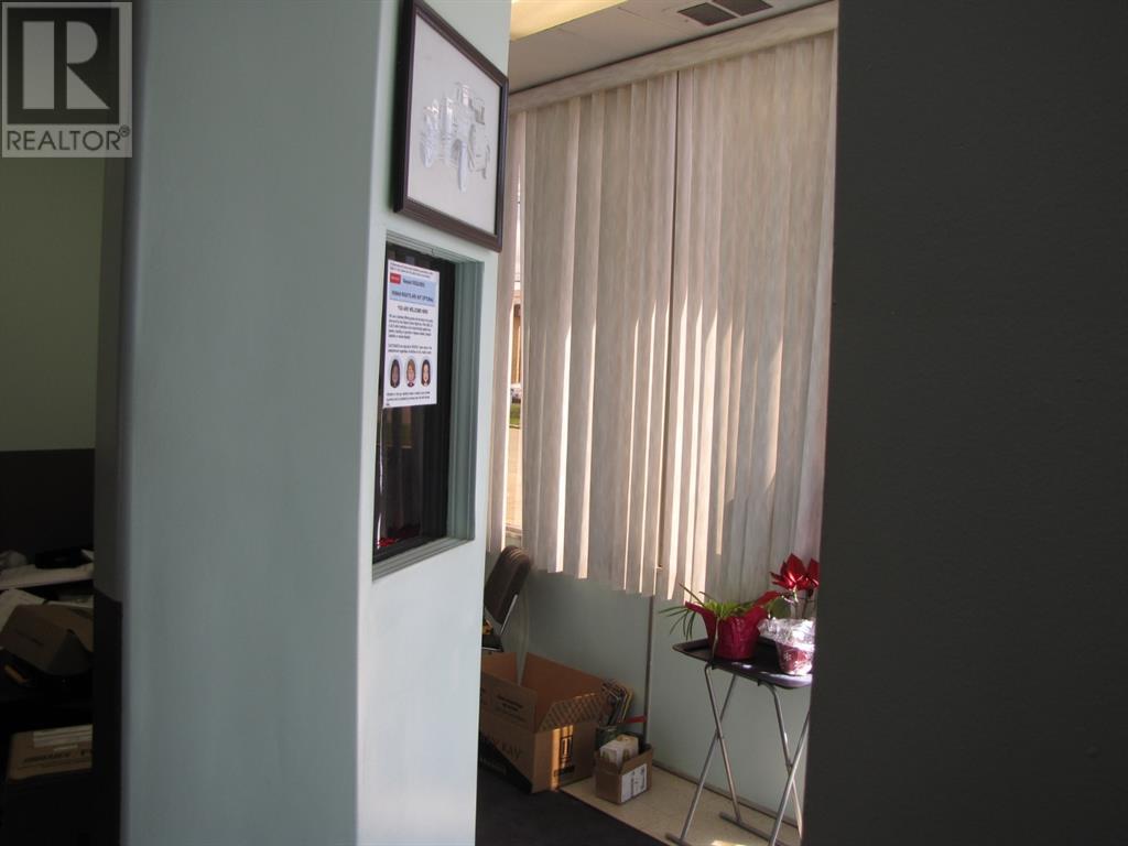 9, 4676 61 Street Property Photo 11